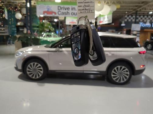 Ceramic Pearl Metallic Tinted Clearcoat 2023 Lincoln Corsair Reserve