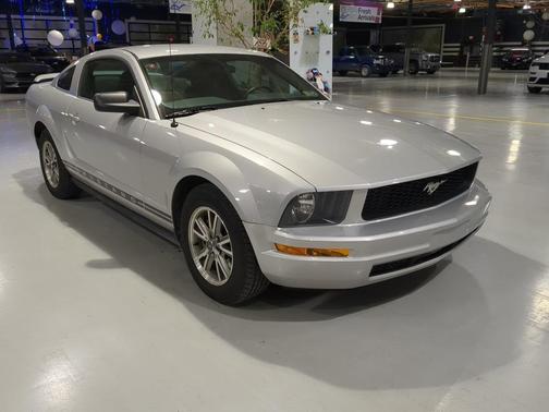 2005 Ford Mustang Deluxe