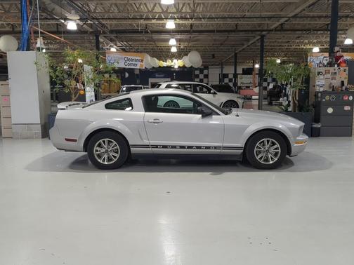 2005 Ford Mustang Deluxe