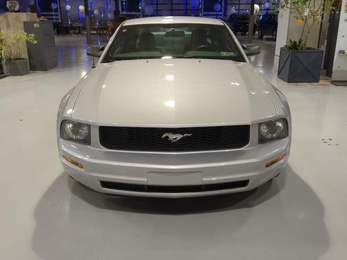 2005 Ford Mustang Deluxe