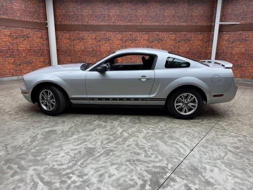 2005 Ford Mustang Deluxe