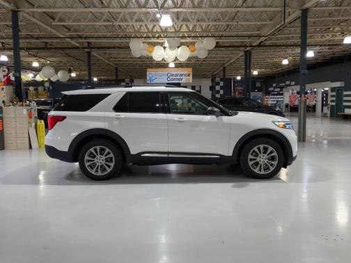 Star White Metallic Tri-Coat 2023 Ford Explorer XLT