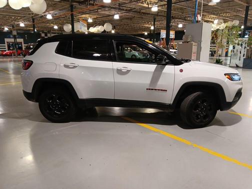 Bright White Clearcoat 2024 Jeep Compass Trailhawk