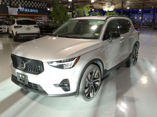 2025 Volvo XC40 B5 Plus Dark Theme
