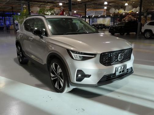 2025 Volvo XC40 B5 Plus Dark Theme