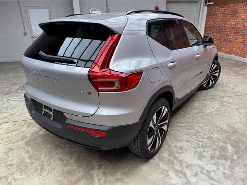 2025 Volvo XC40 B5 Plus Dark Theme