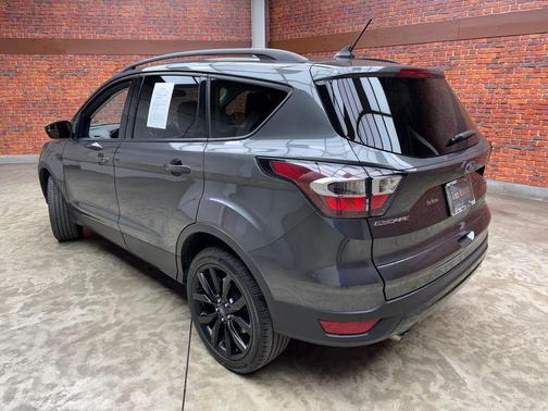 Magnetic 2018 Ford Escape SE