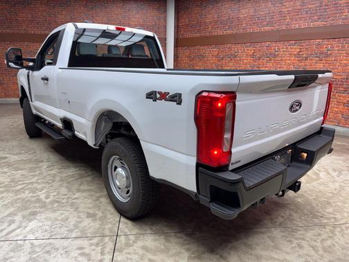 Oxford White 2027 Ford F-250 XL