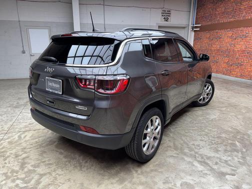 Granite Crystal Metallic Clearcoat 2022 Jeep Compass Latitude Lux