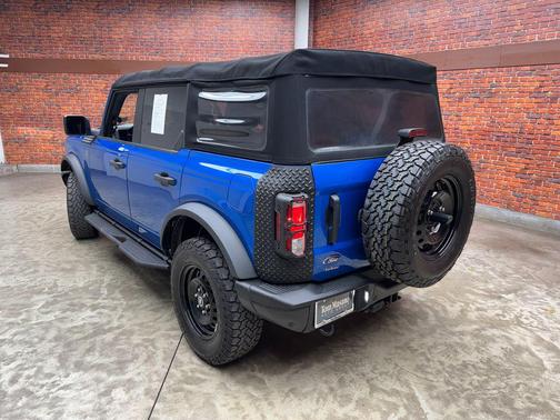 Velocity Blue Metallic 2022 Ford Bronco Black Diamond