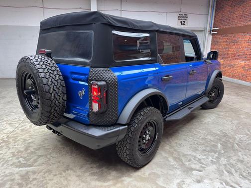 Velocity Blue Metallic 2022 Ford Bronco Black Diamond