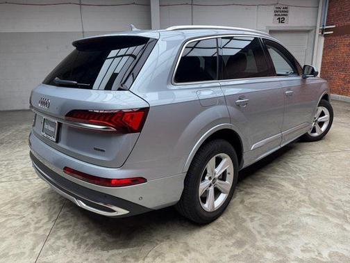 2024 Audi Q7 45 Premium Plus