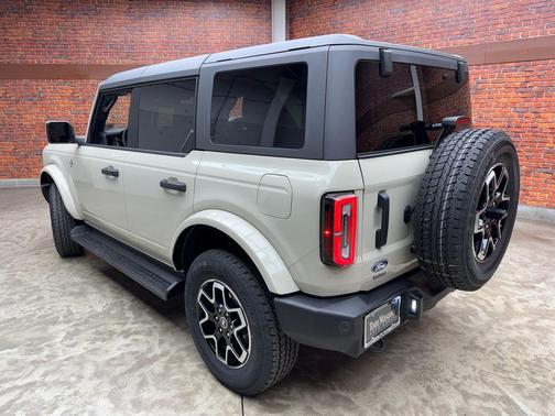 Desert Sand 2026 Ford Bronco Outer Banks
