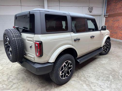 Desert Sand 2026 Ford Bronco Outer Banks