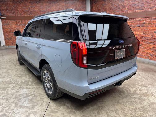 Glacier Gray Metallic Tri-Coat 2026 Ford Expedition Active