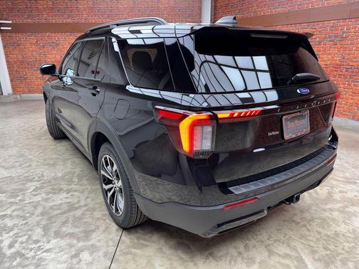 Agate Black Metallic 2026 Ford Explorer ST-Line