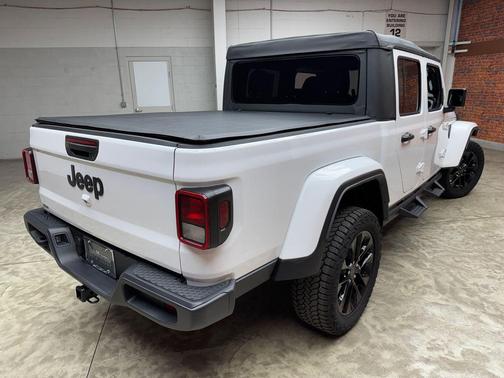 Bright White Clearcoat 2025 Jeep Gladiator Nighthawk