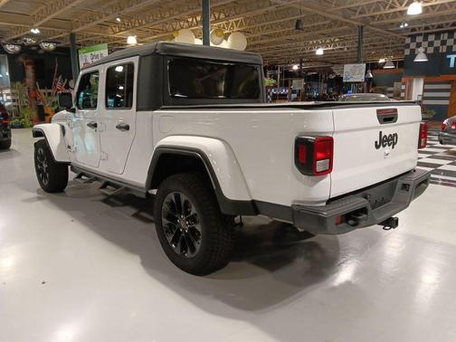 Bright White Clearcoat 2025 Jeep Gladiator Nighthawk
