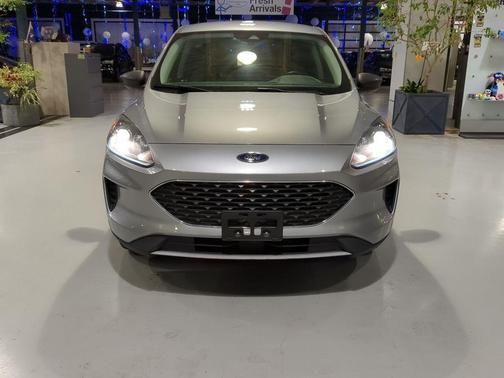 Iconic Silver Metallic 2022 Ford Escape SE