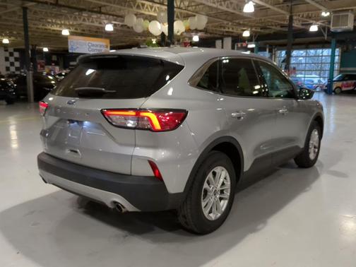 Iconic Silver Metallic 2022 Ford Escape SE