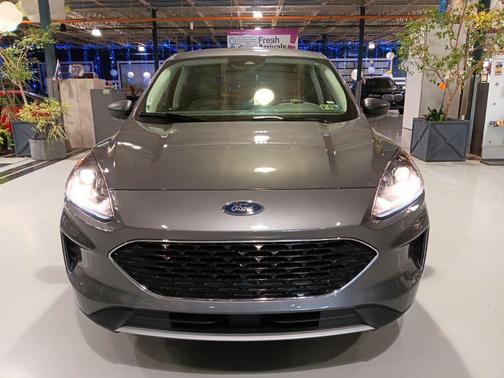 Carbonized Gray Metallic 2022 Ford Escape SE