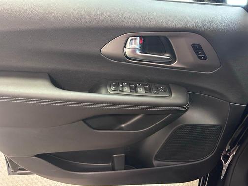 Diamond Black 2027 Chrysler Pacifica L