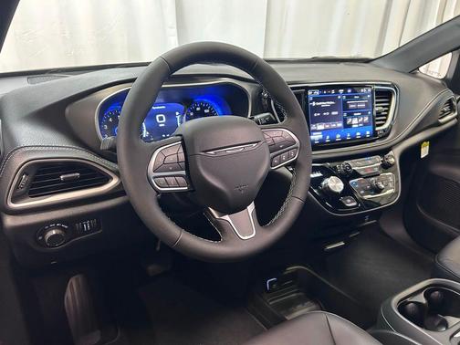 Diamond Black 2027 Chrysler Pacifica L