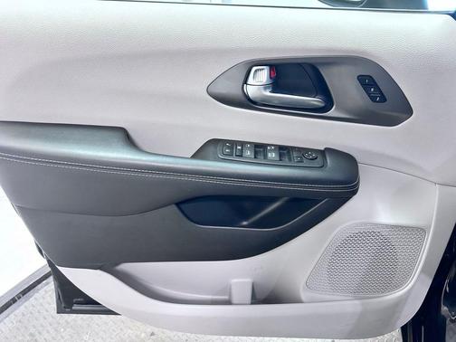 Brilliant Black Crystal Pearlcoat 2023 Chrysler Pacifica Touring L