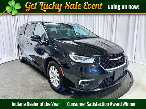 Brilliant Black Crystal Pearlcoat 2023 Chrysler Pacifica Touring L