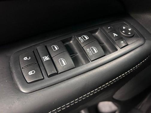 Brilliant Black Crystal Pearlcoat 2015 Jeep Grand Cherokee Overland
