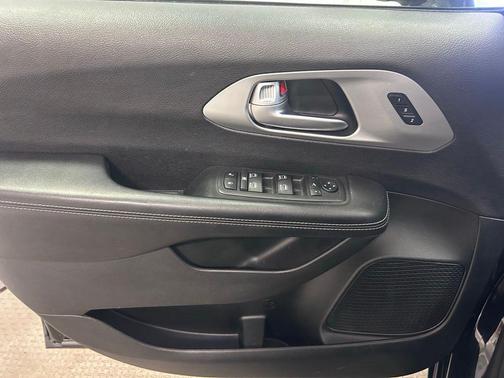Brilliant Black Crystal Pearlcoat 2018 Chrysler Pacifica Limited