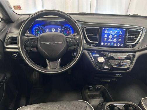 Brilliant Black Crystal Pearlcoat 2018 Chrysler Pacifica Limited