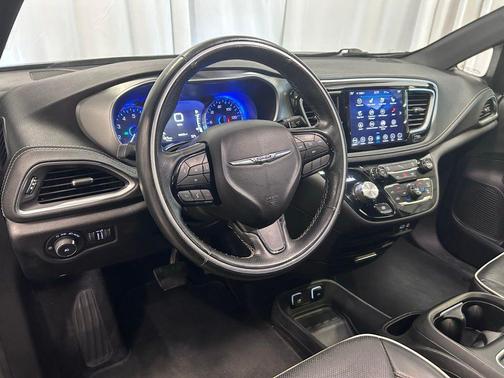 Brilliant Black Crystal Pearlcoat 2018 Chrysler Pacifica Limited