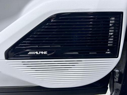 diamond black crystal pearlcoat 2026 Jeep Cherokee Overland