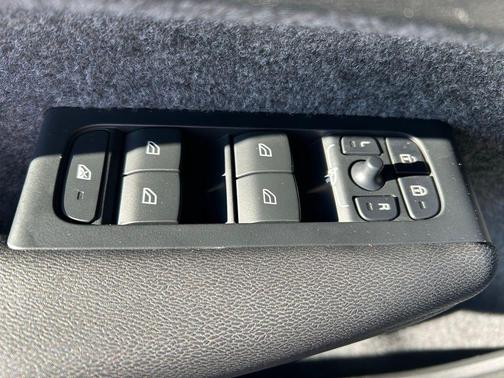 2024 Volvo XC40 B5 Core