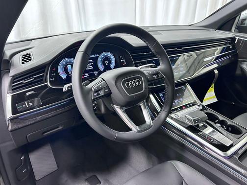 Daytona Gray Pearl Effect 2026 Audi Q8 55 Premium Plus