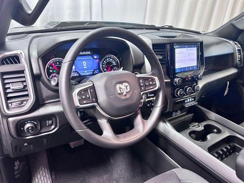 Diamond Black Crystal Pearlcoat 2026 RAM 1500 Express