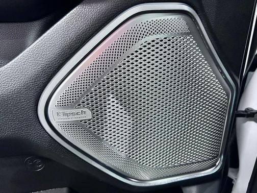 Ivory White Tri-Coat Pearlcoat 2026 RAM 1500 ST