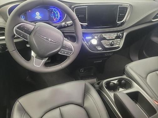 2025 Chrysler Pacifica Hybrid Select