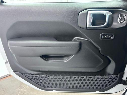 Bright White Clearcoat 2026 Jeep Gladiator Mojave