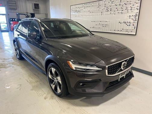 2023 Volvo V60 Cross Country B5 Plus