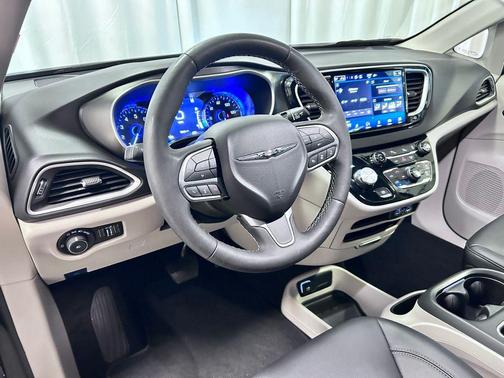 Diamond Black Crystal Pearlcoat 2024 Chrysler Pacifica Touring L