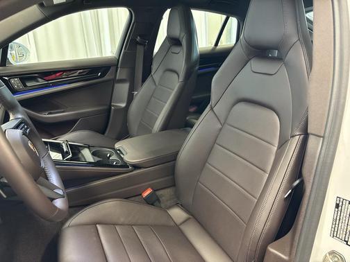 2025 Porsche Panamera 4