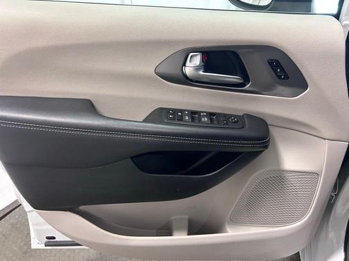 Bright White Clearcoat 2023 Chrysler Pacifica Touring L