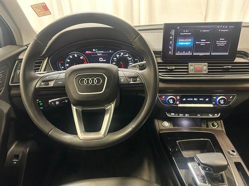 Glacier White Metallic 2024 Audi Q5 40 Premium