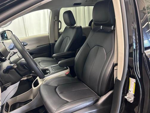 Diamond Black Crystal Pearlcoat 2024 Chrysler Pacifica Touring L