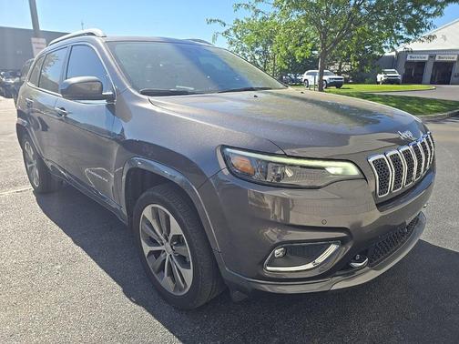 Granite Crystal Metallic Clearcoat 2019 Jeep Cherokee Overland