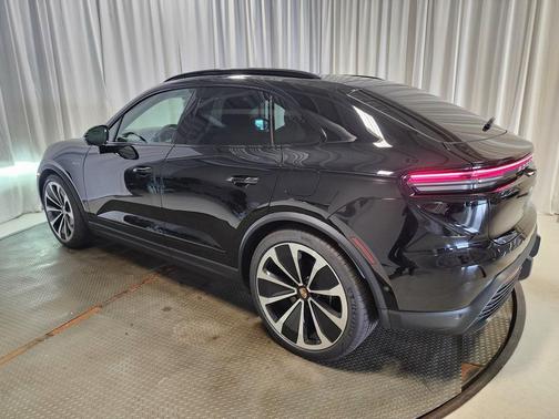 2025 Porsche Macan 4S