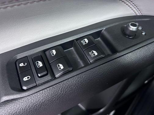Diamond Black Crystal Pearlcoat 2025 Jeep Compass Limited