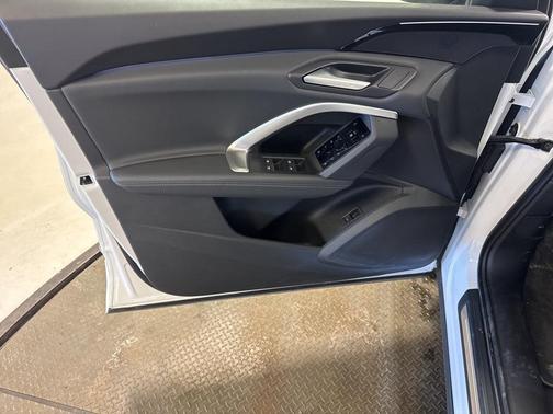 White 2025 Audi Q5 2.0T Premium